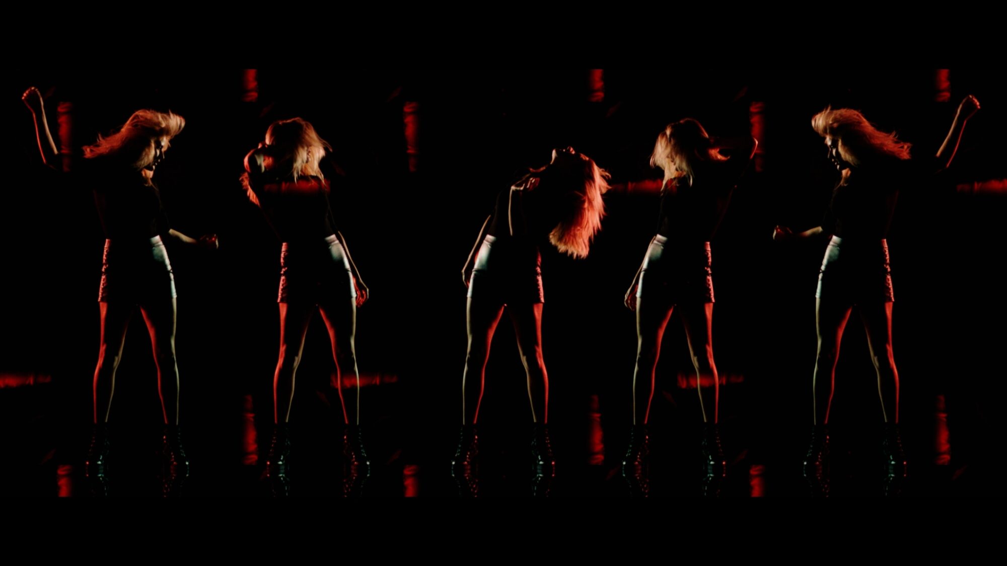 ELLIE_GOULDING_STILL_FALLING_FOR_YOU_2