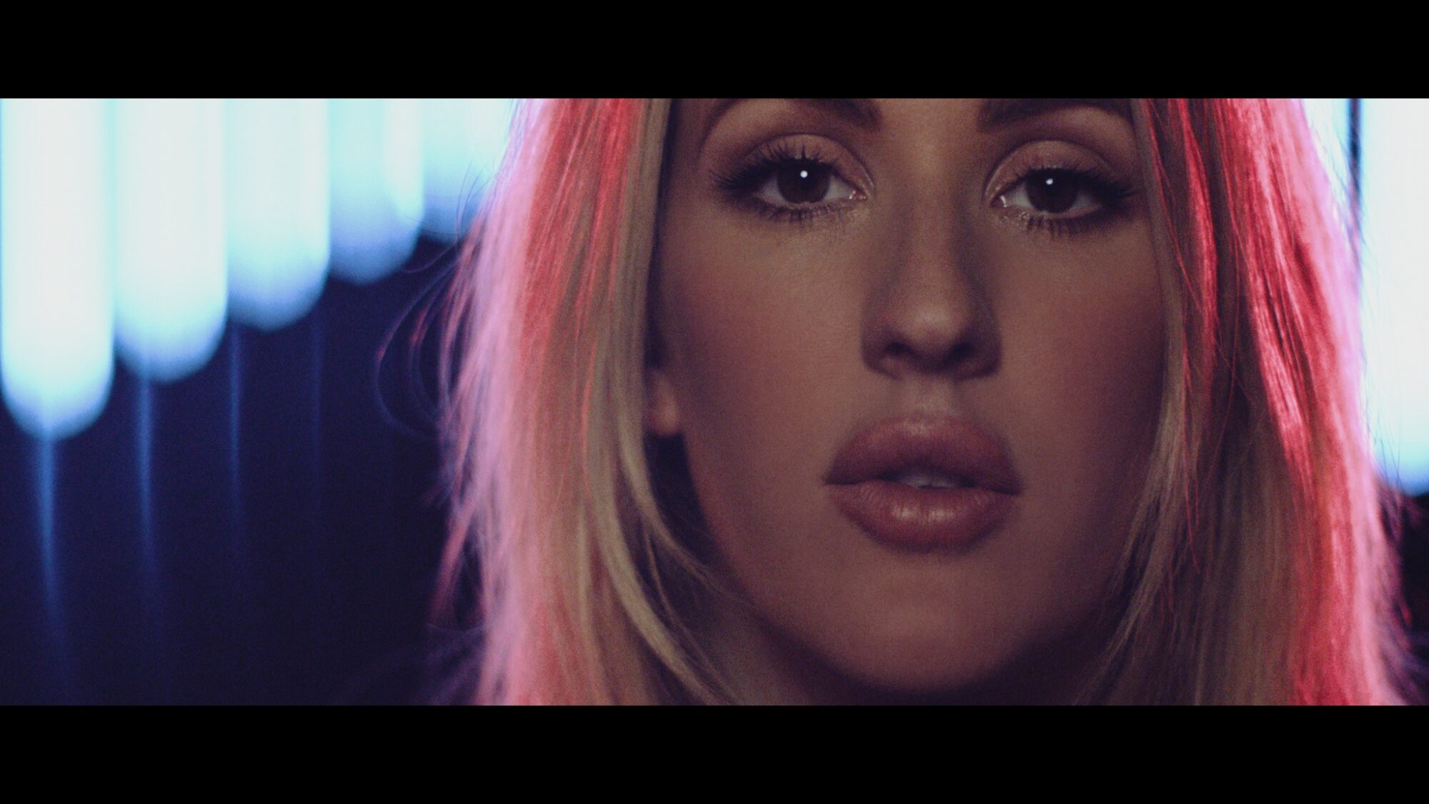 ELLIE_GOULDING_STILL_FALLING_FOR_YOU_3